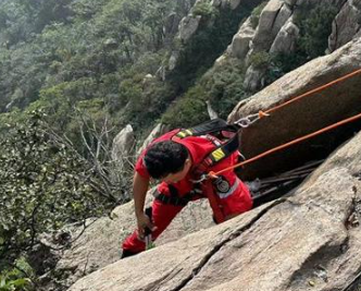 防墜器保護懸崖上的“峭壁清道夫”安全工作